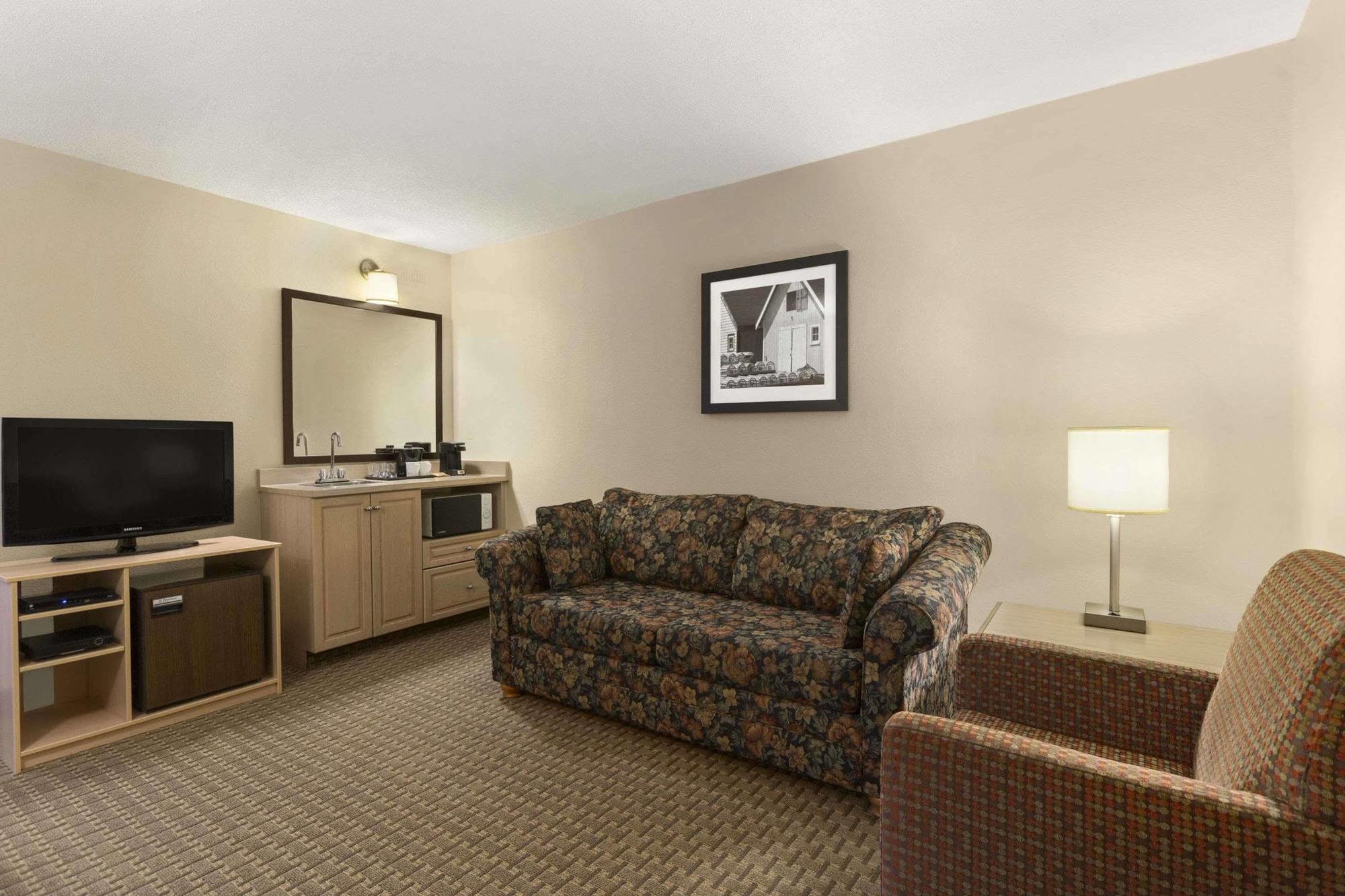 Country Inn & Suites Dartmouth Екстериор снимка